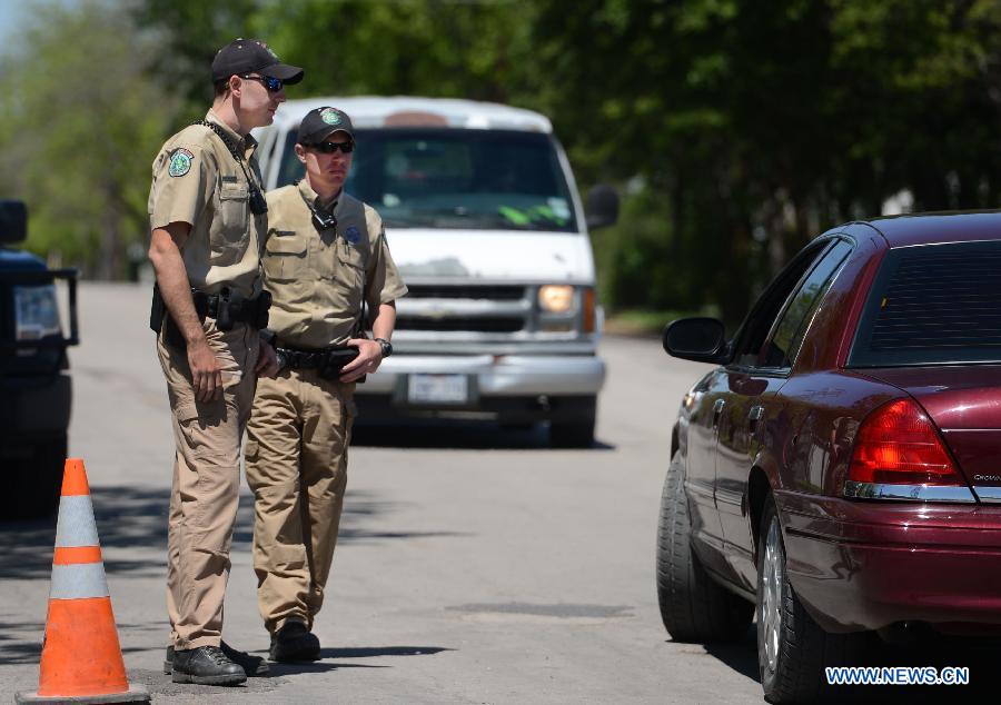 Police guard a road leading to the fertilizer plant in West, Texas, the United States, April 19, 2013. The massive explosion at a Texas fertilizer plant on Wednesday has killed 14 people and injured more than 160 others, local authorities said Thursday. Texas Governor Rick Perry has declared McLennan County a disaster area, saying he would ask for federal disaster aid from President Barack Obama. (Xinhua/Wang Lei) 