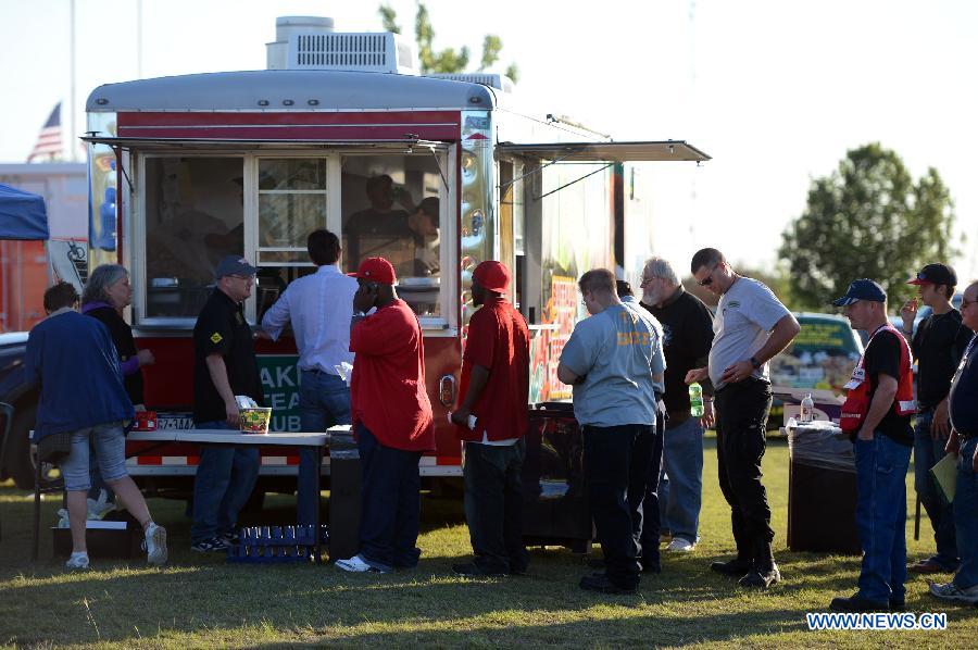 People receive food aid at a community center in West, Texas, the United States, April 19, 2013. The massive explosion at a Texas fertilizer plant on Wednesday has killed 14 people and injured more than 160 others, local authorities said Thursday. Texas Governor Rick Perry has declared McLennan County a disaster area, saying he would ask for federal disaster aid from President Barack Obama. (Xinhua/Wang Lei) 