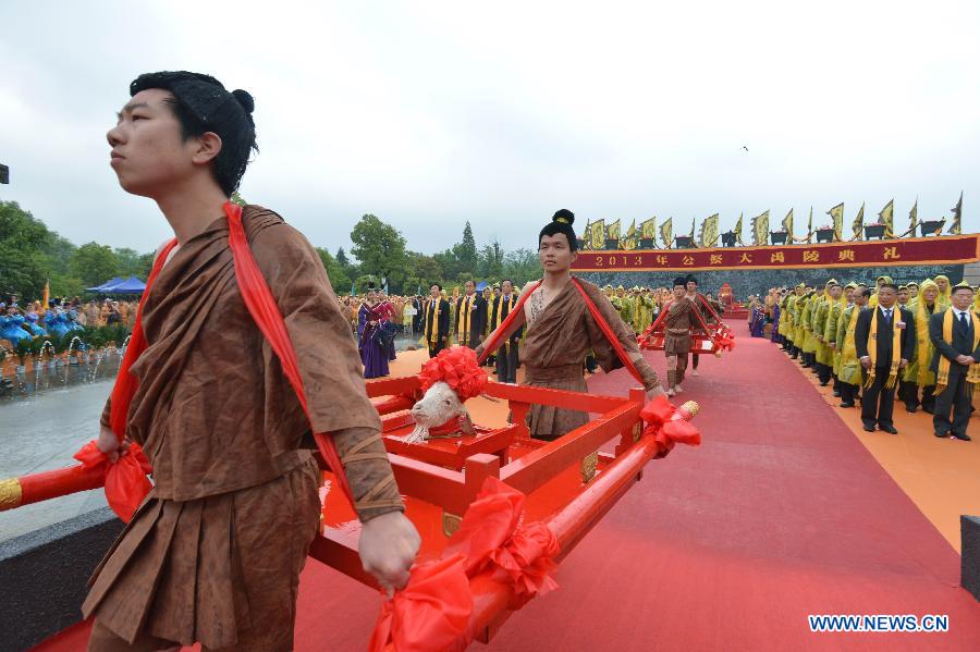 Worshippers present offerings during a memorial ceremony in honor of Da Yu, a legendary Chinese hero who tamed the Yellow River and made it beneficial to farming in the prehistorical era, held in Shaoxing City, east China's Zhejiang Province, April 20, 2013. (Xinhua/Yuan Yun)