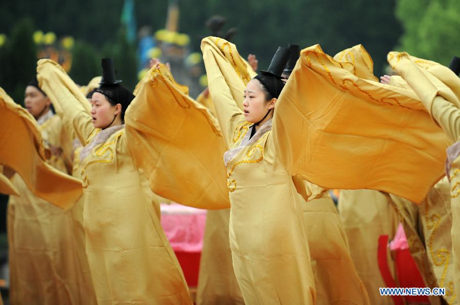 Performers dance during a memorial ceremony in honor of Da Yu, a legendary Chinese hero who tamed the Yellow River and made it beneficial to farming in the prehistorical era, held in Shaoxing City, east China's Zhejiang Province, April 20, 2013. (Xinhua/Ju Huanzong)