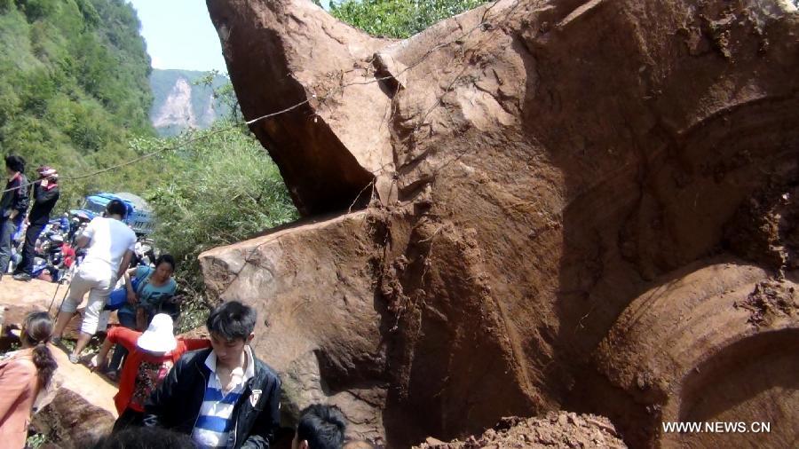 A huge rock fallen because of a quake blocks a road in Longmen Township, Lushan County, Ya'an City of southwest China's Sichuan Province, April 20, 2013. At least 113 people have been killed in the 7.0-magnitude earthquake in Sichuan as of 4:40 p.m. on Saturday, according to the provincial seismological bureau. (Xinhua) 