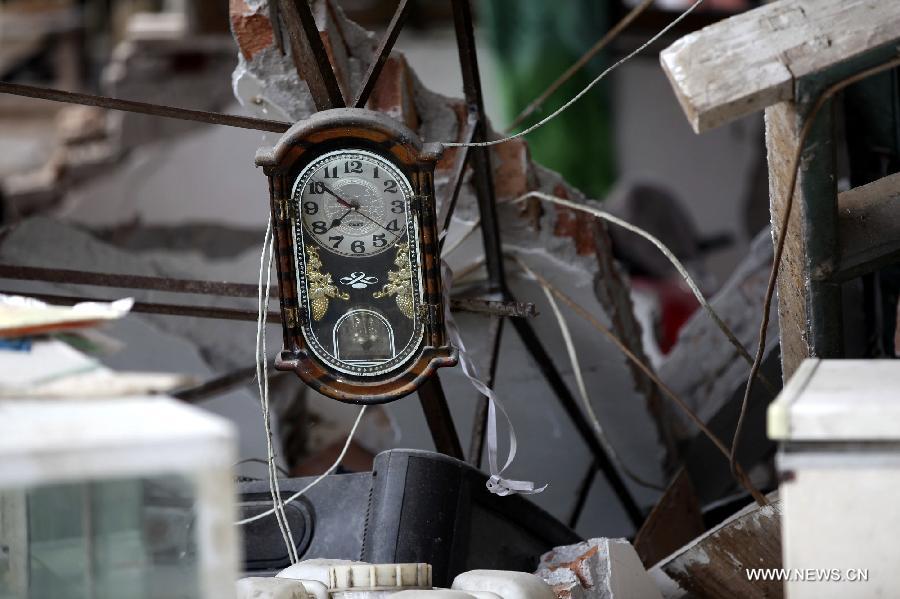 Photo taken on April 20, 2013 shows a clock stopping when a 7.0-magnitude earthquake occurred in Longmen Township, Lushan County, Ya'an City of southwest China's Sichuan Province. At least 102 people were killed in the earthquake in Sichuan, according to the China Earthquake Administration on Saturday afternoon. (Xinhua/Zhang Xiaoli)  