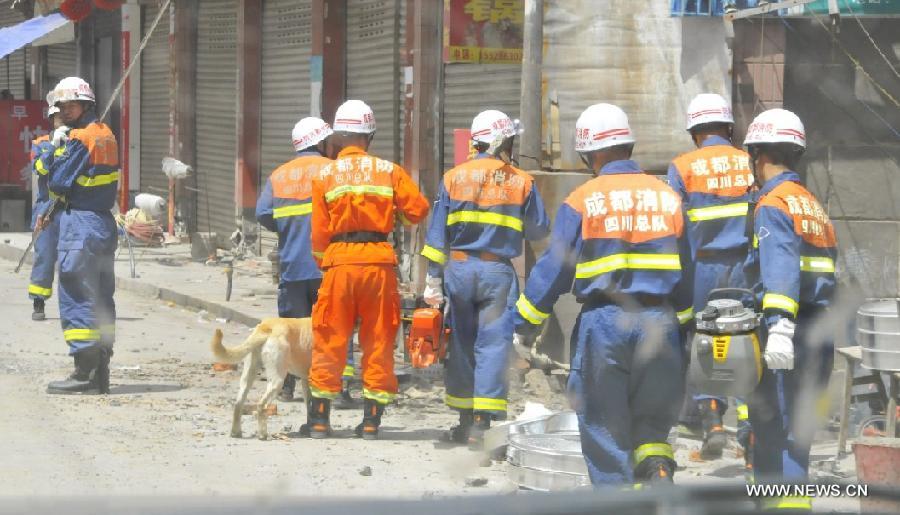 Firemen search for survivors in Lushan County of Ya'an City, southwest China's Sichuan Province, April 20, 2013. At least 113 people have been killed in the 7.0-magnitude earthquake in Sichuan Province as of 4:40 p.m. on Saturday, according to the provincial seismological bureau. (Xinhua) 