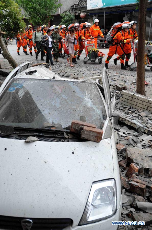 Rescuers conduct rescue work in quake-hit Qingren Township, Lushan County, Ya'an City, southwest China's Sichuan Province, April 20, 2013.  (Xinhua/Yu Ping)