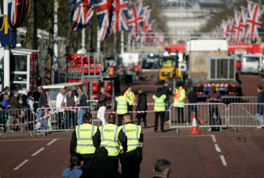 Security personnel work at the Mall, the finishing line of the London Marathon, in London, capital of Britain, on April 20, 2013. London's Metropolitan Police have reinforced security for the competition scheduled for April 21, in the wake of the Boston Marathon bombings. (Xinhua/Gautam)