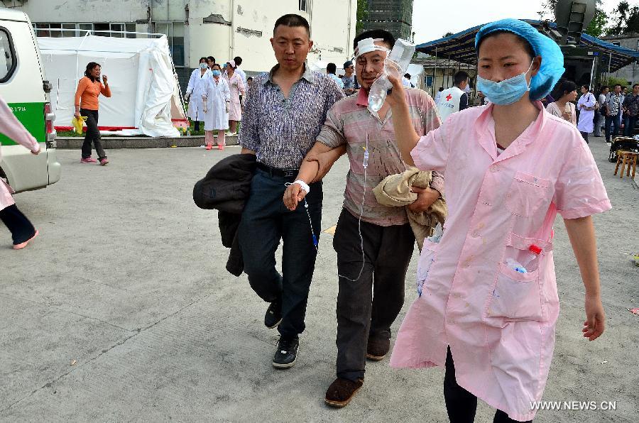 Medical staff of the Red Cross Society of China conduct relief work in Lushan County of Ya'an City, southwest China's Sichuan Province, April 20, 2013. A 7.0-magnitude earthquake jolted Lushan County on April 20 morning and by now more than 330 medical workers and voluteers from the Red Cross Society conduct relief work in the quake-hit region. (Xinhua/Deng Yinhui) 