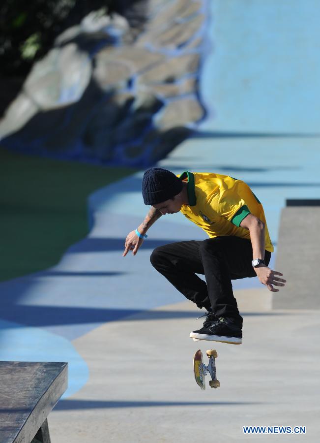 Luan Oliveira of Brazil competes in the Street League Skateboarding finals in Foz do Iguacu, Brazil, April, 20, 2013. Nyjah Huston of the United States won in the Street League Skateboarding finals during the X Games. (Xinhua/Weng Xinyang)