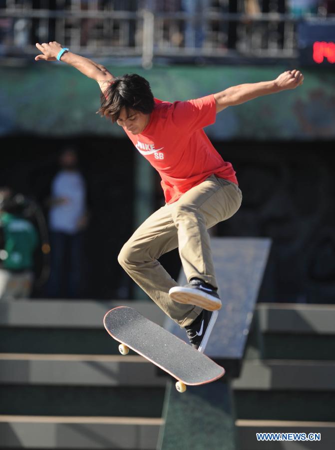 Sean Malto of the United States competes in the Street League Skateboarding finals in Foz do Iguacu, Brazil, April, 20, 2013. Nyjah Huston of the United States won in the Street League Skateboarding finals during the X Games. (Xinhua/Weng Xinyang)