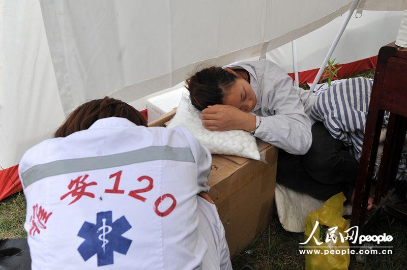 Medical workers have a break in a tent in the People’s Hospital in Lushan, Sichuan province, April 21, 2013. Many of them have worked 24 hours since the occurrence of the earthquake. (Weng Qiyu/People’s Daily Online)