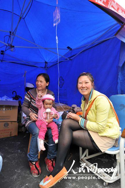 Wounded people get treatment in the People's Hospital in Lushan, Sichuan province, April 21, 2013. More than 3,000 people had been sent here to get treatment as of 11:30 a.m. of April 21, 2013. (Weng Qiyu/People’s Daily Online)