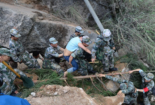 Rescue soldiers carry injured people to safety in Baosheng township, Lushan county in Southwest China's Sichuan province, on April 20, 2013.(Photo/Xinhua)