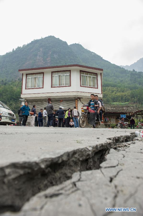 Photo taken on April 21, 2013 a shows severely-damaged road in quake-hit Lushan County in Ya'an City, southwest China's Sichuan Province. A 7.0-magnitude earthquake jolted Lushan County on April 20 morning. Aftershocks continued to rock the region. (Xinhua/Chen Cheng)