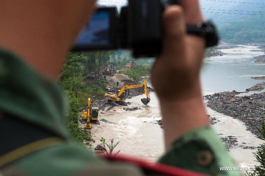 Soldiers try to build a crossing bridge over a river in severely-hit Baosheng Town of Lushan County in Ya'an City, southwest China's Sichuan Province, April 21, 2013. A 7.0-magnitude earthquake jolted Lushan County on April 20. (Xinhua/Liu Jinhai) 