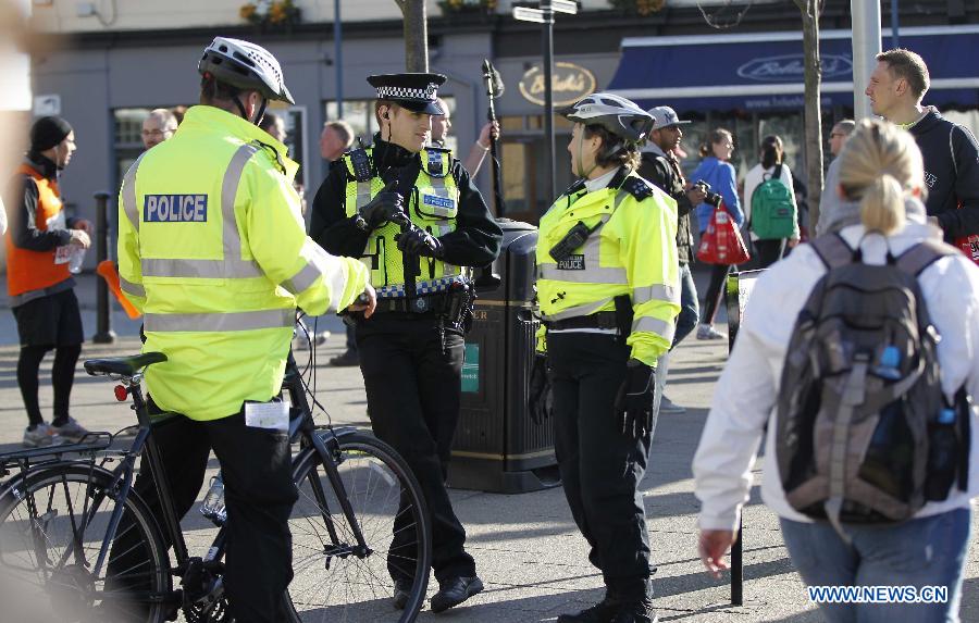 Police stand guard during the London Marathon in Greenwich, London, capital of Britain, on April 21, 2013. (Xinhua/Yin Gang)