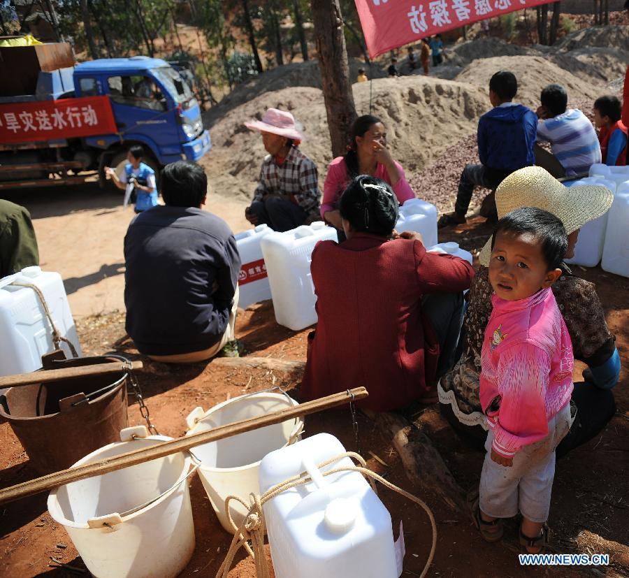 Villagers wait to get water in Yunfeng Village of Wumao Township in Yuanmou County of Yi Autonomous Prefecture of Chuxiong, southwest China's Yunnan Province, April 20, 2013. One Foundation, an NGO founded by actor Jet Li, and China Merchants Bank co-sponsored a public benefit activity here to help drought-hit local residents getting drinking water. Volunteers also joined to communicate with local residents to learn about the drought in Chuxiong, which started since 2009. (Xinhua/Qin Lang)