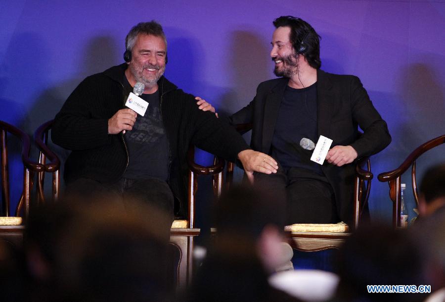 Film director Luc Besson (L) and movie star Keanu Reeves talk with each other at the Sino-Foreign Film Co-production Forum in Beijing, capital of China, April 21, 2013. (Xinhua/Yang Le) 