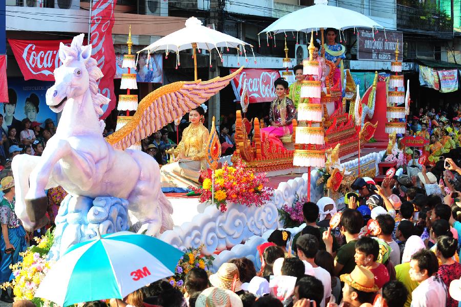People take part in a parade in Phra Pradaeng, Thailand, April 21, 2013. The Phra Pradaeng Songkran Festival falls on April 19-21 this year. (Xinhua/Rachen Sageamsak)