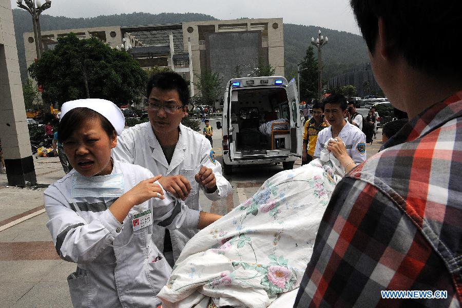 An injured person is transported to a hospital in the quake-hit Lushan County, southwest China's Sichuan Province, April 21, 2013. Military and civilian rescue teams are struggling to reach every household in Lushan and neighboring counties of southwest China's Sichuan Province, badly hit by Saturday's strong earthquake. (Xinhua/He Junchang) 