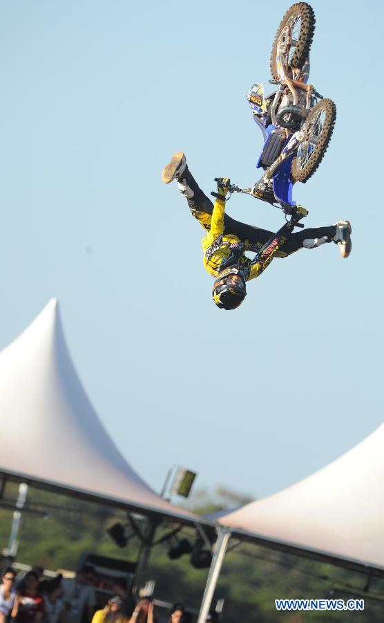 Rob Adelberg of Australia competes in the Moto X Freestyle finals in Foz do Iguacu, Brazil, April 21, 2013. The X Games closed here Sunday. (Xinhua/Weng Xinyang)
