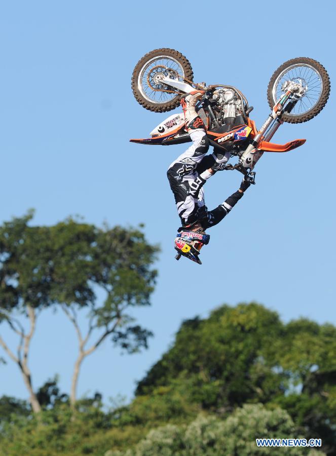 Wes Agee of the United States competes in the Moto X Freestyle finals in Foz do Iguacu, Brazil, April 21, 2013. The X Games closed here Sunday. (Xinhua/Weng Xinyang)