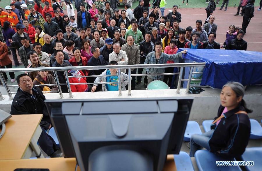 Displaced people watch TV reporting the news on the earthquake in a public shelter in the quake-hit Baoxing County, southwest China's Sichuan Province, April 21, 2013. By far, a total of 28,000 people in the county have been evacuated to safety places. A 7.0-magnitude earthquake hit Sichuan at 8:02 a.m. Saturday Beijing time. (Xinhua/Xue Yubin) 