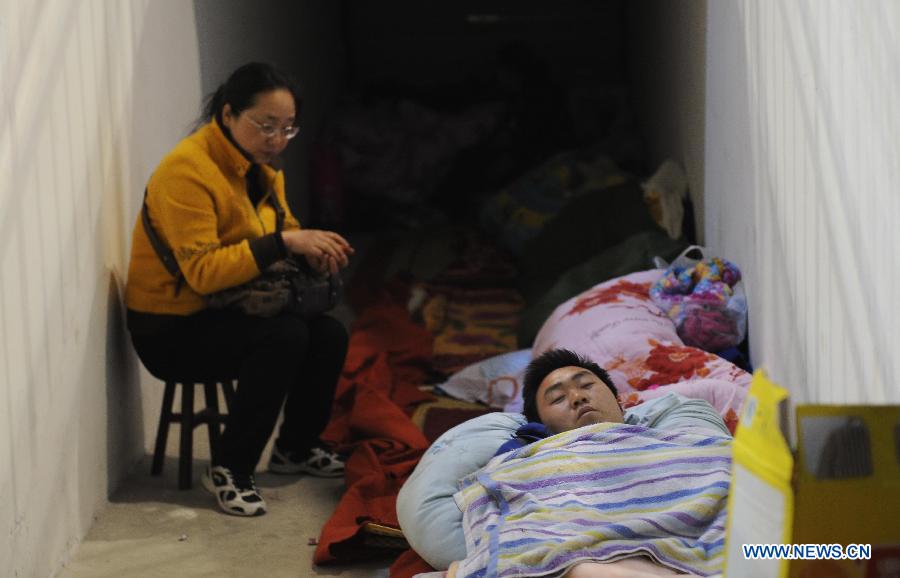 Displaced people rest in a public shelter in the quake-hit Baoxing County, southwest China's Sichuan Province, April 21, 2013. By far, a total of 28,000 people in the county have been evacuated to safety places. A 7.0-magnitude earthquake hit Sichuan at 8:02 a.m. Saturday Beijing time. (Xinhua/Xue Yubin) 