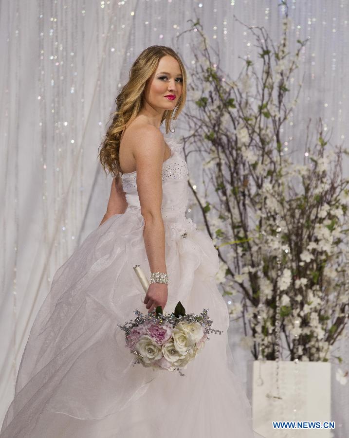 A model presents wedding dress during the fashion show of the 2013 Toronto's Bridal Show at the Canadian National Exhibition in Toronto, Canada, April 21, 2013.(Xinhua/Zou Zheng) 