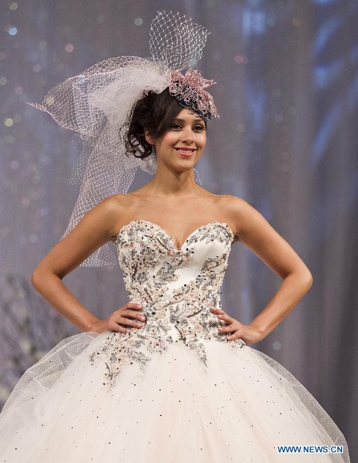 A model presents wedding dress during the fashion show of the 2013 Toronto's Bridal Show at the Canadian National Exhibition in Toronto, Canada, April 21, 2013.(Xinhua/Zou Zheng) 