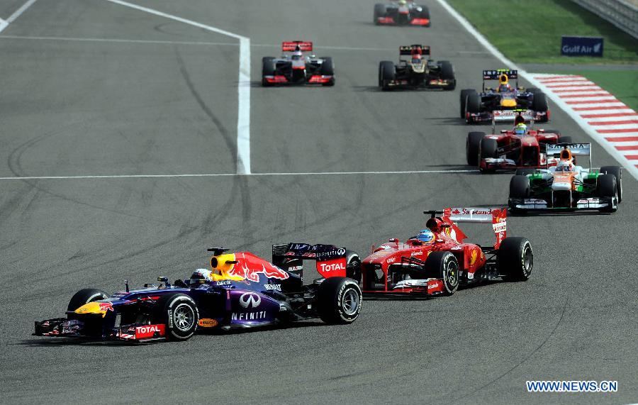 Red Bull driver Sebastian Vettel (1st L) drives during the Bahrain F1 Grand Prix at the Bahrain International Circuit in Manama, Bahrain, on April 21, 2013. (Xinhua/Chen Shaojin)
