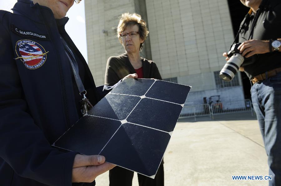 A working staff introduces the solar powered cells of "Solar Impulse" at the Moffett Federal Airfield, Mountain View, California, April 20, 2013. The Swiss-made world's biggest solar-powered aircraft that doesn't use a single drop of fuel will begin traveling across the United States in early May. It'll take off on May 1 from the San Francisco Bay area and reach New York's JFK airport, the final destination, in early July. (Xinhua/Chen Gang) 