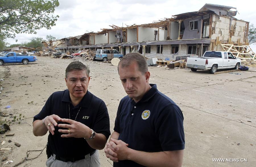 Assistant Texas fire marshal Kelly Kistner (R) investigates the blast site in West, Texas, the United States, on April 21, 2013. The seat, or center of an explosion that blew off a fertilizer plant and almost razed the U.S. town of West had been located, a U.S. Official said Sunday. Assistant Texas fire marshal Kelly Kistner told a press conference here that the locationing of the center of the explosion is important to the investigation of the blast. But he said the cause of the fire and blast remained unknown. The explosion left a large crater in the middle of the plant, said Kistner, but declined to elaborate on the dimension of the crater or give other details. (Xinhua/Michael Ainsworth)
