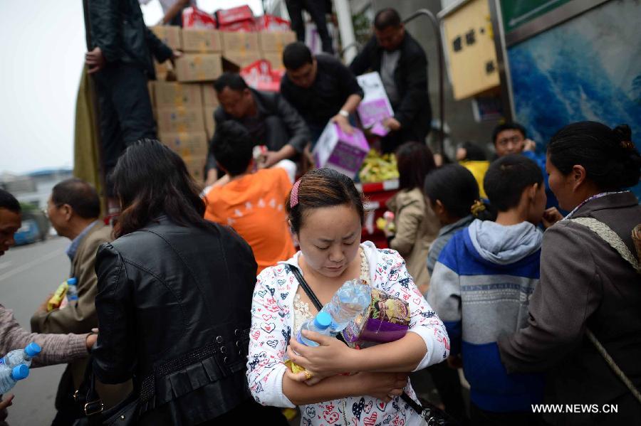 Earthquake victims receive relief materials in Lushan County, southwest China's Sichuan Province, April 22, 2013. A 7.0-magnitude earthquake jolted Lushan County of Ya'an City on Saturday morning. (Xinhua/Jiang Hongjing)