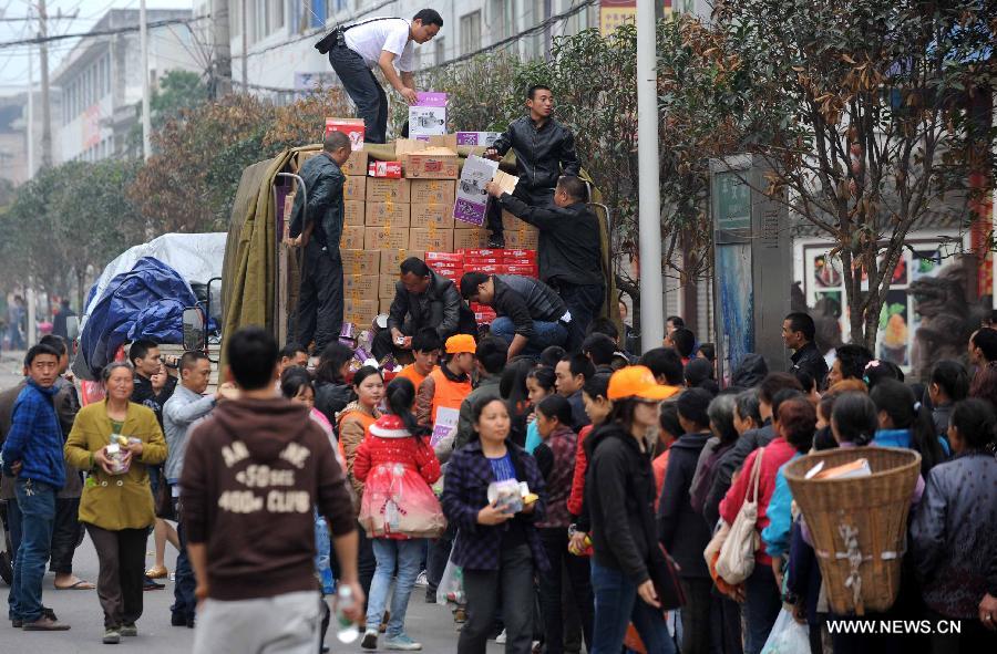 Earthquake victims receive relief materials in Lushan County, southwest China's Sichuan Province, April 22, 2013. A 7.0-magnitude earthquake jolted Lushan County of Ya'an City on Saturday morning. (Xinhua/Jiang Hongjing)