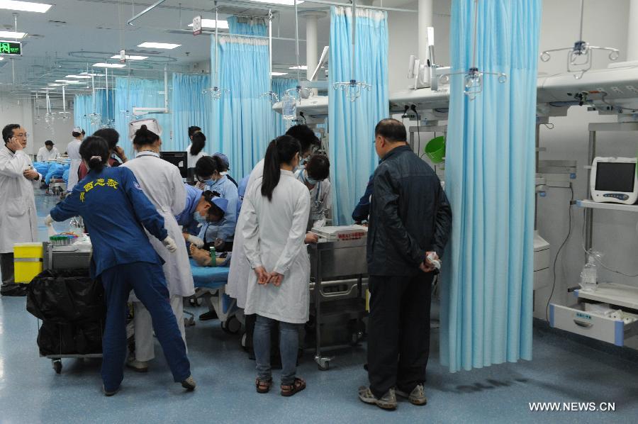 Medical staff provides treatment for quake victims in the Huaxi Hospital of Sichuan University in Chengdu, capital of southwest China's Sichuan Province, April 22, 2013. The hospital opened a green channel for victims after a 7.0-magnitude earthquake jolted Lushan County of Ya'an City in Sichuan on April 20 morning. As of 12 a.m. on April 22, the hospital has received 229 injured people. (Xinhua/Li Ziheng)