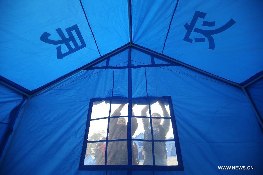 Quake victims put up a tent in Renyi Township in Tianquan County, southwest China's Sichuan Province, April 22, 2013. A 7.0-magnitude earthquake jolted Lushan County of Ya'an in the morning on April 20. Tianquan is one of seriously affected areas. (Xinhua/Xing Guangli)