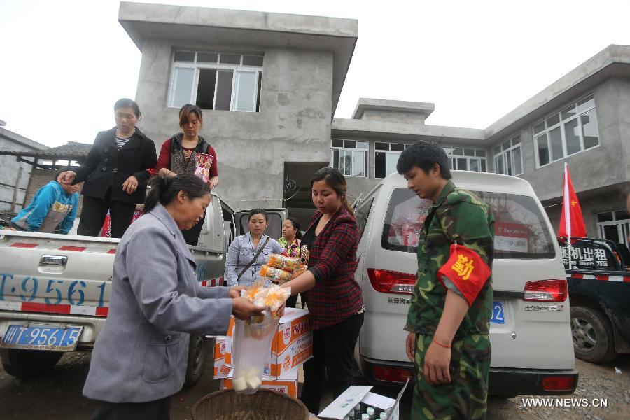 Quake victims receive disaster relief in Tianquan County, southwest China's Sichuan Province, April 22, 2013. A 7.0-magnitude earthquake jolted Lushan County of Ya'an in the morning on April 20. Tianquan is one of seriously affected areas. (Xinhua/Xing Guangli)