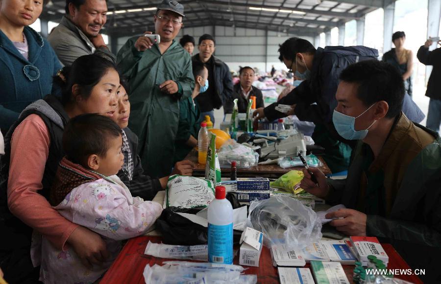 Quake victims receive medical examination at a makeshift settlement in Lingguan Township in Baoxing County, southwest China's Sichuan Province, April 22, 2013. A 7.0-magnitude earthquake jolted Lushan County of Ya'an in the morning on April 20. Baoxing is one of seriously affected areas. (Xinhua/Wang Jianmin)