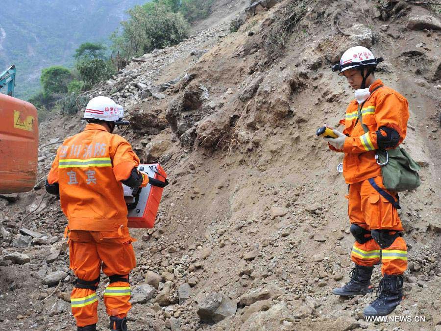 Rescuers use life detector to search for survivors in the quake-hit town of Muping, Baoxing County in southwest China's Sichuan Province, April 22, 2013. A strong quake jolted the county on the morning of April 20. Rescuers in disaster areas are trying their best to grasp the "golden time" of 72 hours after the quake to save as many people as possible. (Xinhua/Liu Chan) 