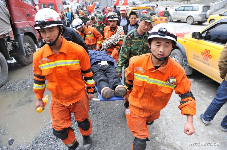 Rescuers carry an injured person in the quake-hit town of Muping, Baoxing County in southwest China's Sichuan Province, April 22, 2013. A strong quake jolted the county on the morning of April 20. Rescuers in disaster areas are trying their best to grasp the "golden time" of 72 hours after the quake to save as many people as possible. (Xinhua/Liu Chan) 