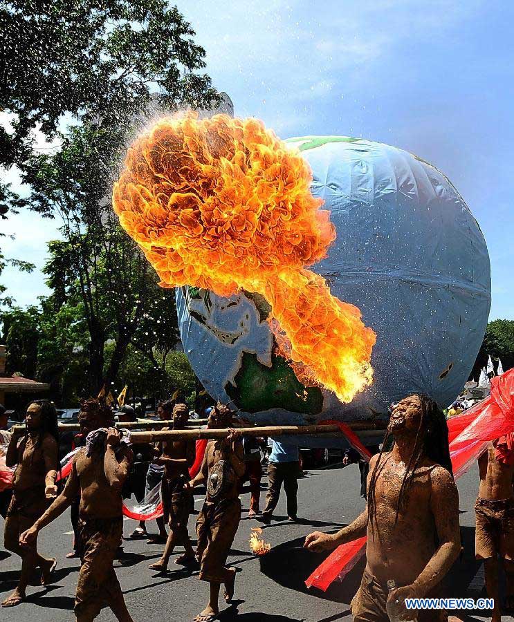 Environmental activists perform theatrical action during a parade to commemorate the Earth Day in Surabaya, Indonesia, April 22, 2013. In 2009, the UN General Assembly proclaimed April 22 as International Mother Earth Day to promote harmony with nature and the Earth. (Xinhua/Robert P) 