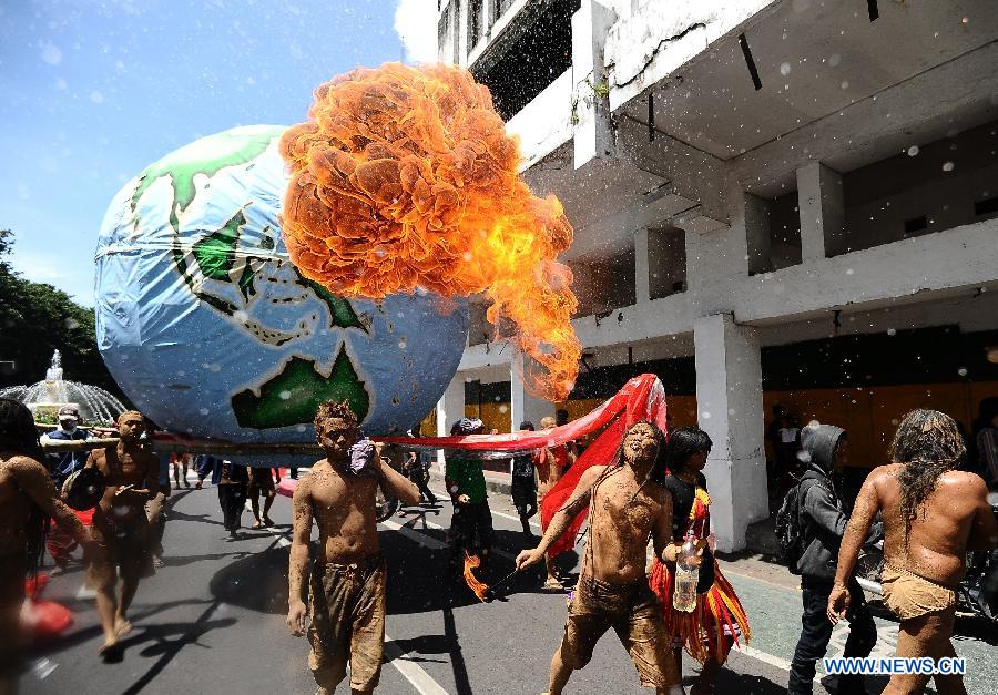 Environmental activists perform theatrical action during a parade to commemorate the Earth Day in Surabaya, Indonesia, April 22, 2013. In 2009, the UN General Assembly proclaimed April 22 as International Mother Earth Day to promote harmony with nature and the Earth. (Xinhua/Robert P) 