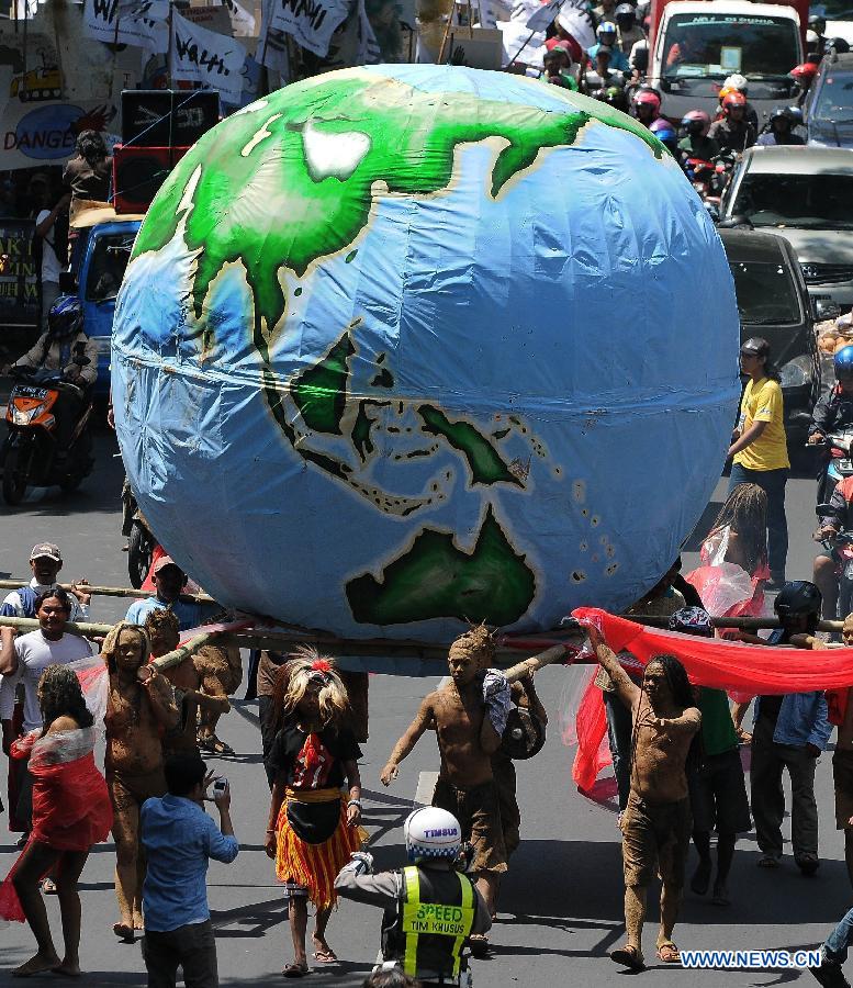 Environmental activists perform theatrical action during a parade to commemorate the Earth Day in Surabaya, Indonesia, April 22, 2013. In 2009, the UN General Assembly proclaimed April 22 as International Mother Earth Day to promote harmony with nature and the Earth. (Xinhua/Robert P) 