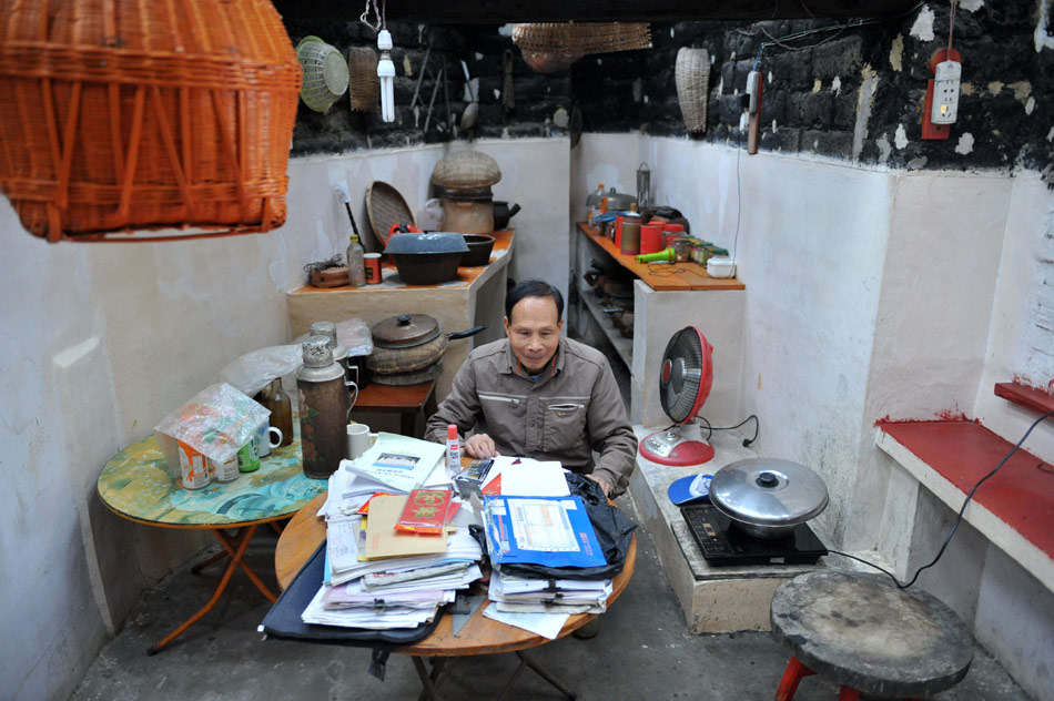 Chen Guonan, 79, cleans his kitchen in Yulin of Guangxi on April 10, 2013. Since 1980, he has spent 90 percent of his living pensions to support poor students. During 32 years, more than 30 students have received his donation. However, Chen lives in a moderate condition with only about 100 yuan to cover basic life expenses monthly. (Xinhua/Zhou Hua)