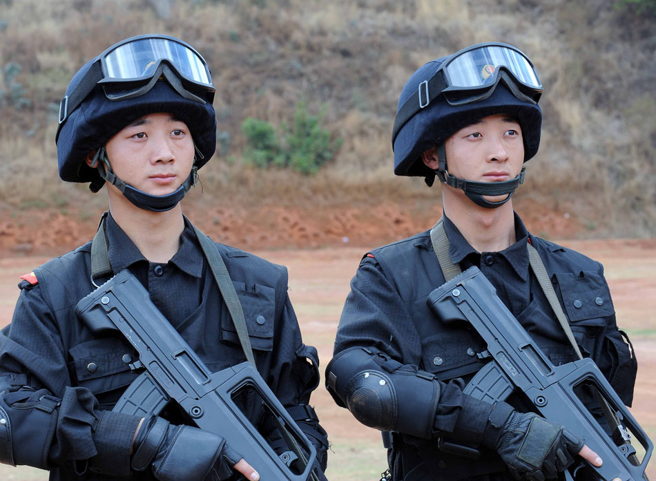 Twin brothers, Li Tingya (left) and Li Tingfei are in training in Yunnan People's Armed Police Corps on April 17, 2013. (Xinhua/Yang Zongyou) 