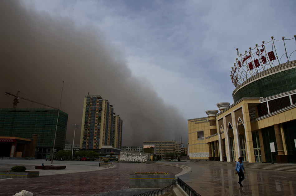 Sandstorm hits Kashi of Xinjiang, April 16, 2013. (Xinhua/Jin Wei)