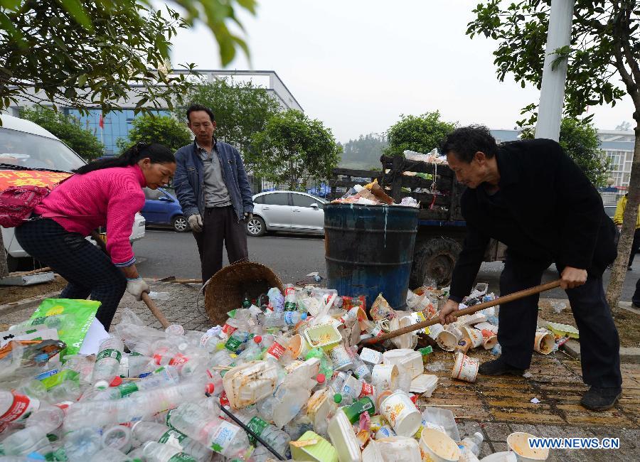 Local people clear the garbage in quake-hit Lushan County, southwest China's Sichuan Province, April 23, 2013. A 7.0-magnitude earthquake jolted Lushan County on April 20, leaving at least 192 people dead and 23 missing. More than 11,000 people were injured. (Xinhua/Li Gang)
