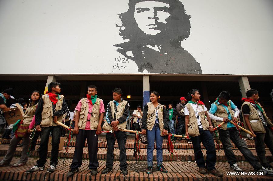 Residents take part in the closing ceremony of the "Congress for Peace" in Bogota, capital of Colombia, on April 22, 2013. The "Congress for Peace", organized by the Congress of the People, and attended by some 20,000 people and delegates from 16 countries and regions, ended Monday with a proposed social agenda aimed at finding a solution to the armed conflict in the country, according to local media. (Xinhua/Jhon Paz)