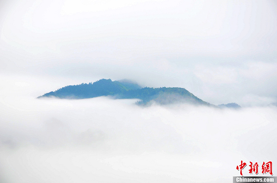 Photo shows the scenery of sea clouds at the Jinggang Mountain in late April. Located in the remote border region between Jiangxi and Hunan provinces, Jinggang Mountain is a national 4A tourist attraction. (Chinanews.com/Zhang Yingbo)