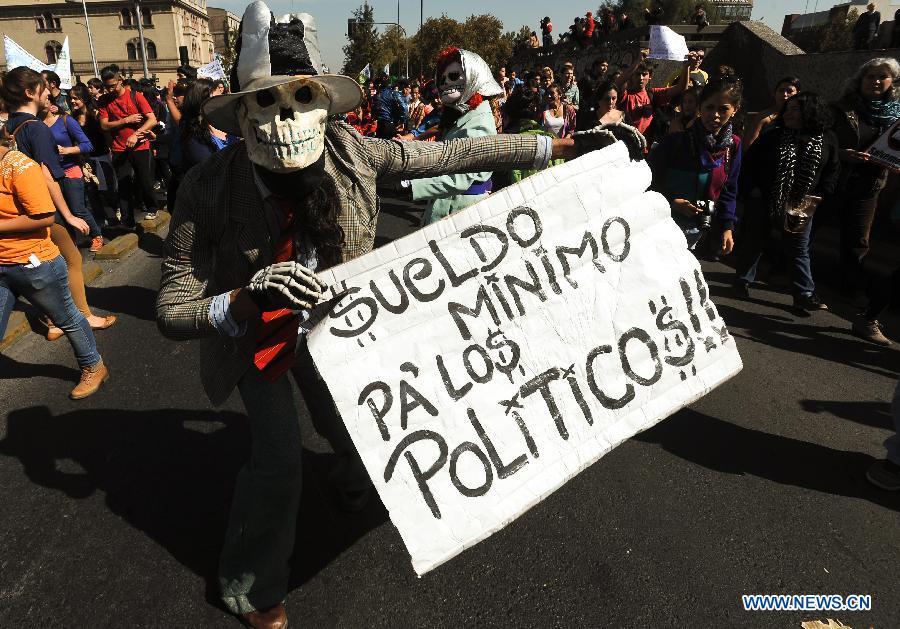 People take part in a parade to commemorate the Earth Day in Santiago, capital of Chile, on April 22, 2013. Students and members of environment-interested organizations participated in the "March for the Protection of Water" parade on Monday. (Xinhua/Jorge Villegas)