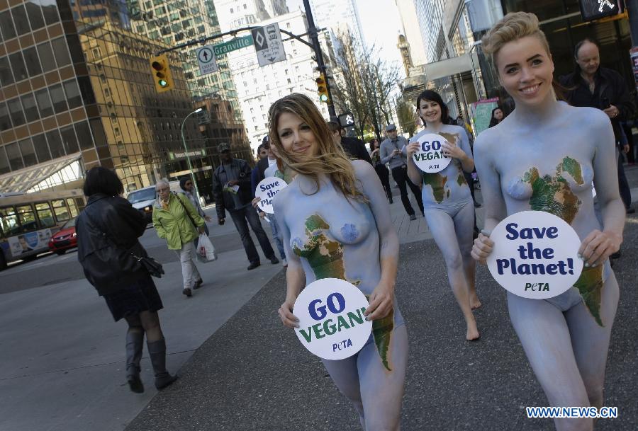 Members from People for the Ethical Animals (PETA) go naked with body paint on the Earth Day to tell people eating vegan meals is the most effective way to save the environment.(Xinhua/Liang Sen) 